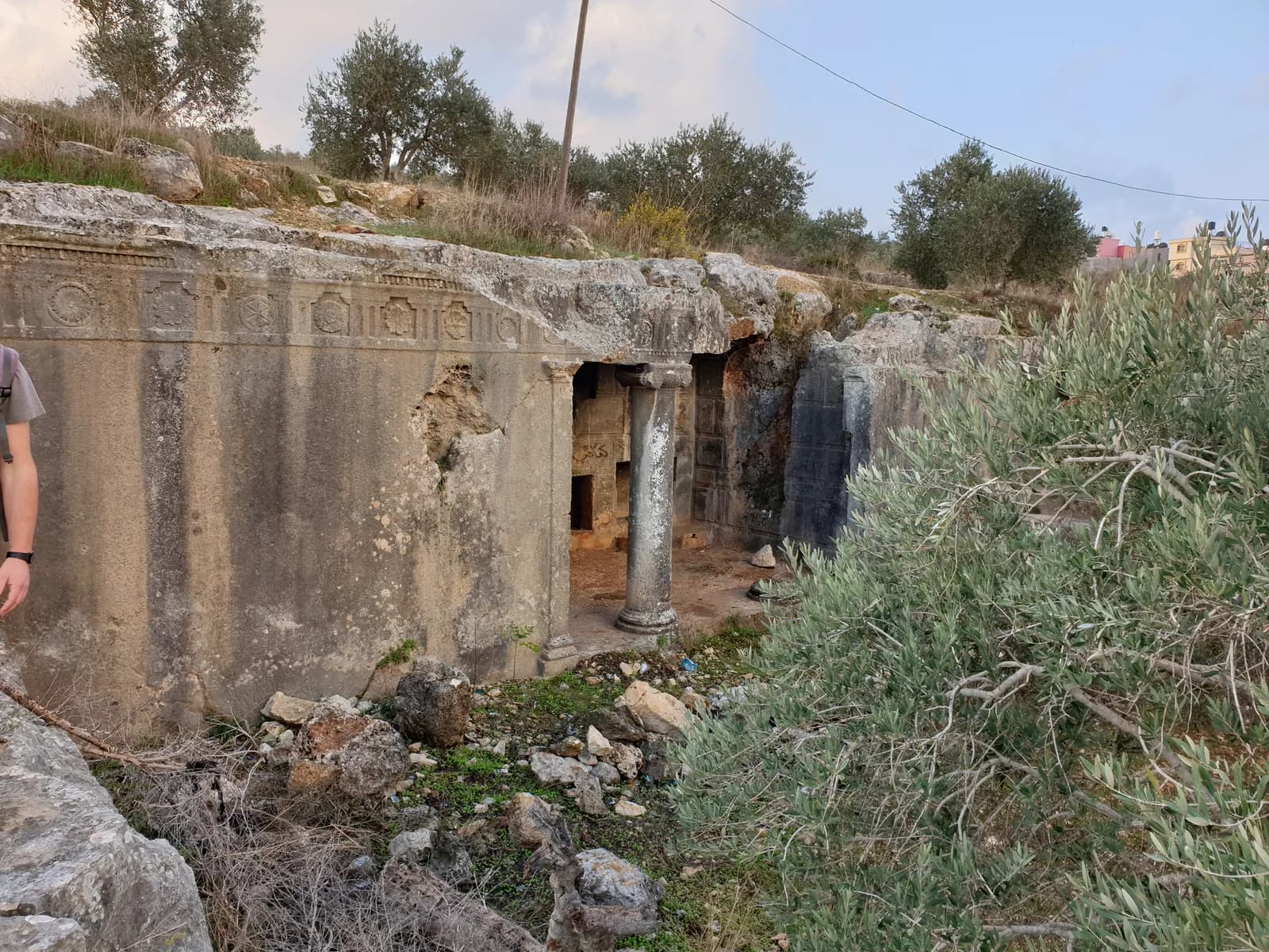 חזית מערת הקבורה והכניסה לאכסדרה