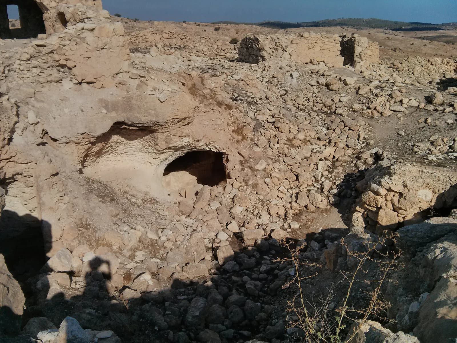 פתח של מחילה תת-קרקעית בח'רבת אום א-שקף