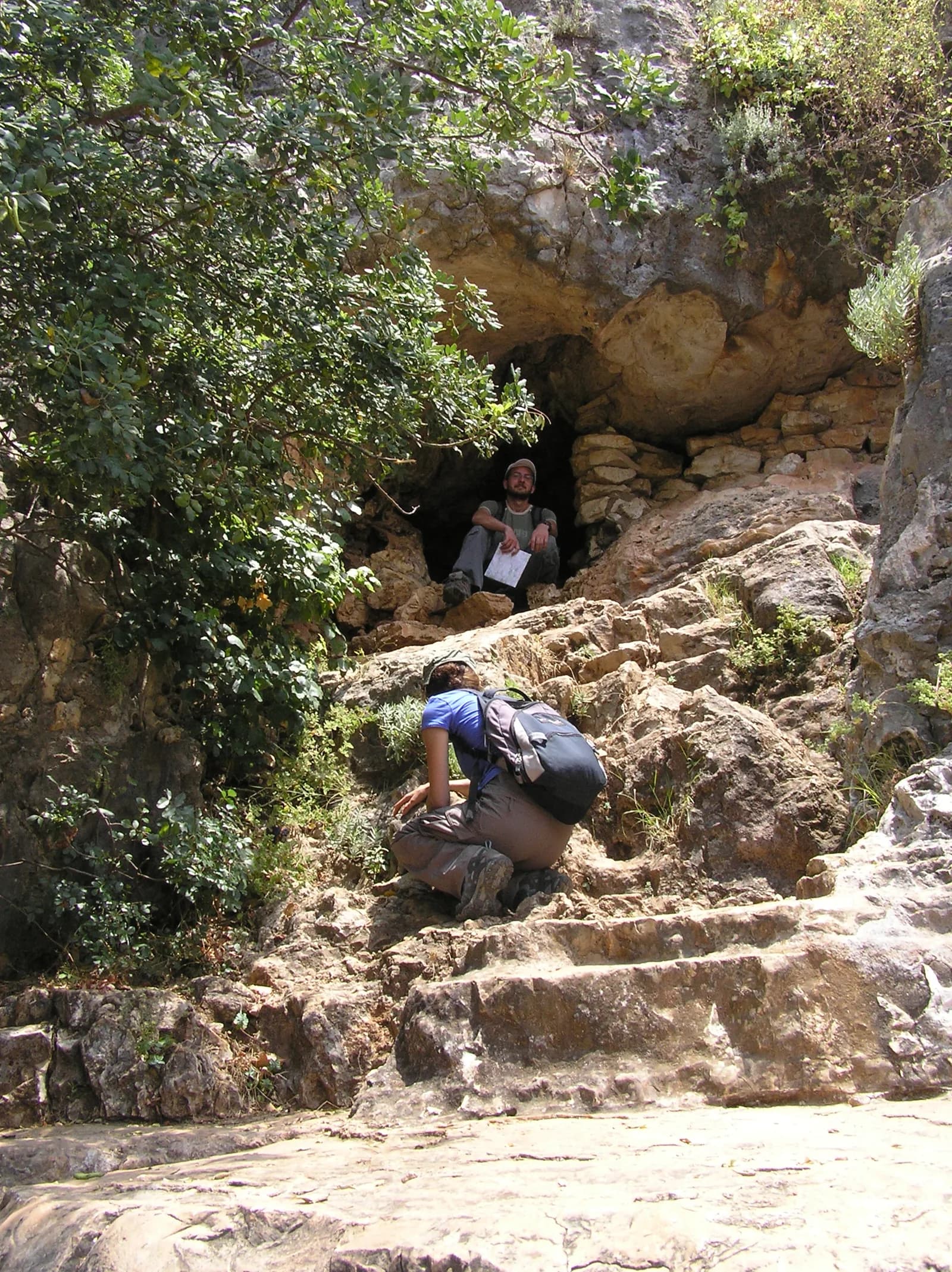 פתח מערת נמר בתוך מצוק קטן מעל נחל נמר