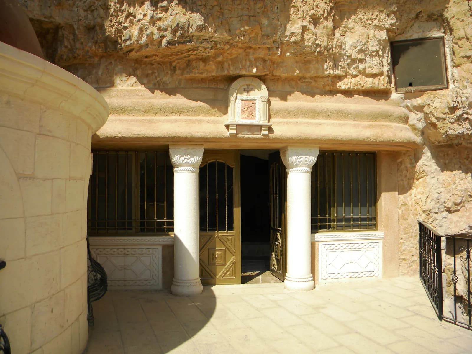 חזית האבן והעמודים בפתח מערת אליהו, מתחת למצוק