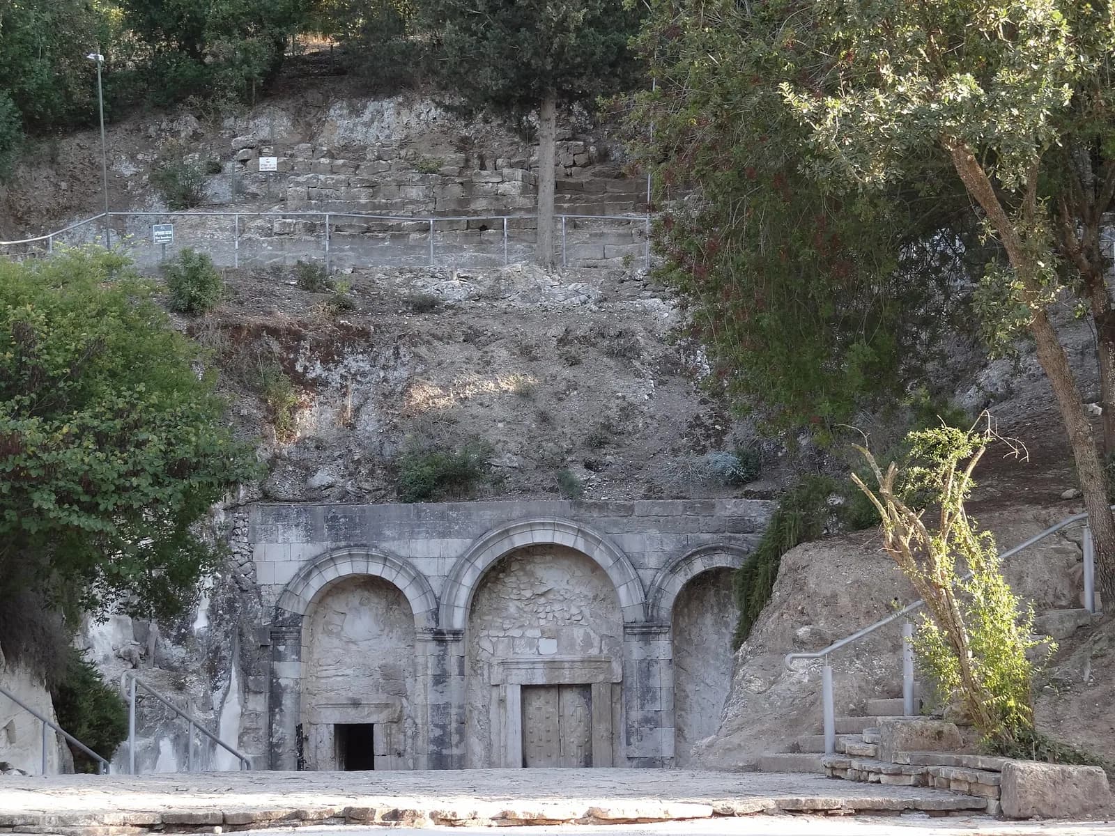 חזית המערה החצובה במדרון הגבעה בגן הלאומי בית שערים