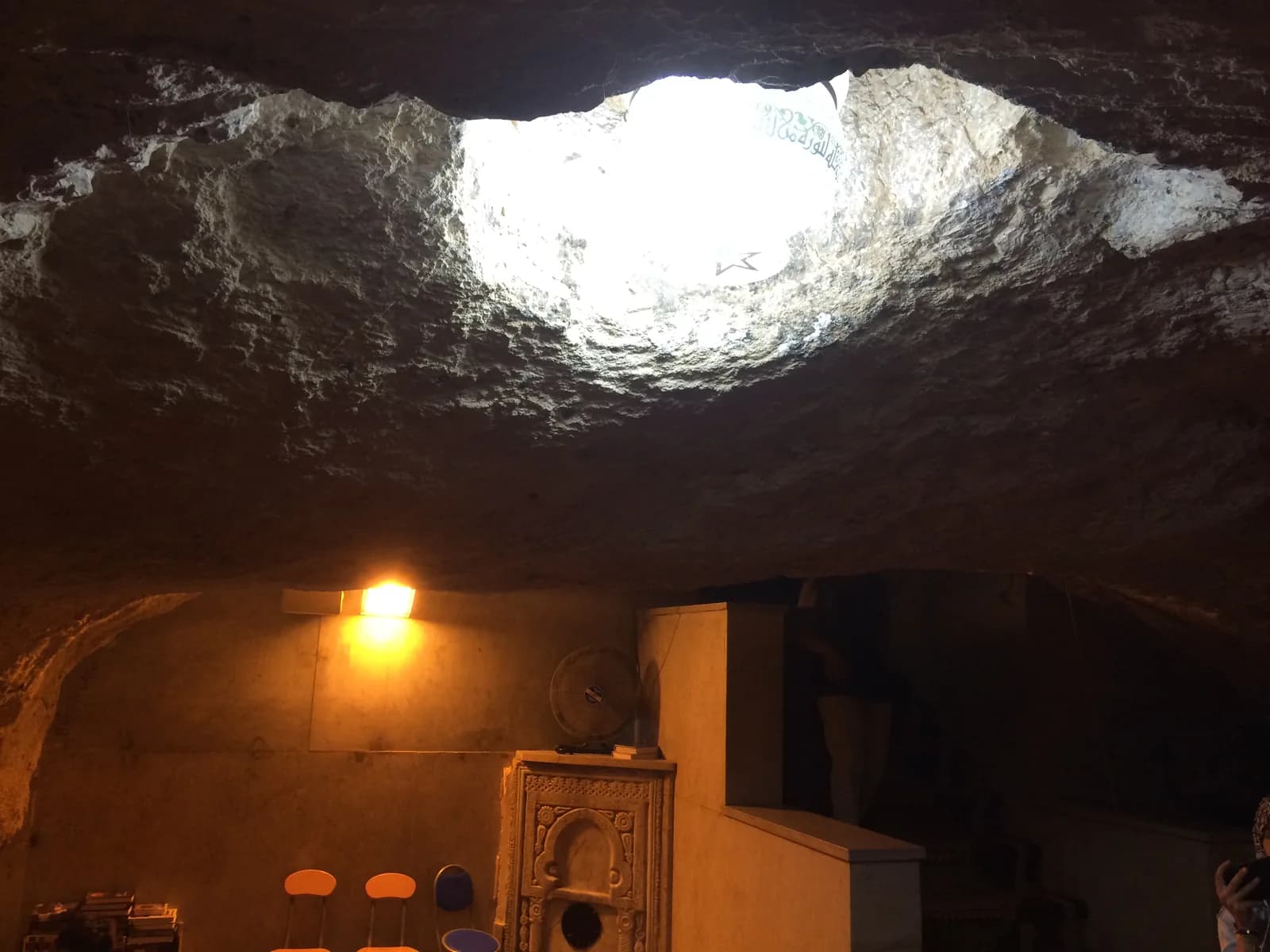 הפיר העגול בתקרת המערה, הפתוח אל פני אבן השתייה