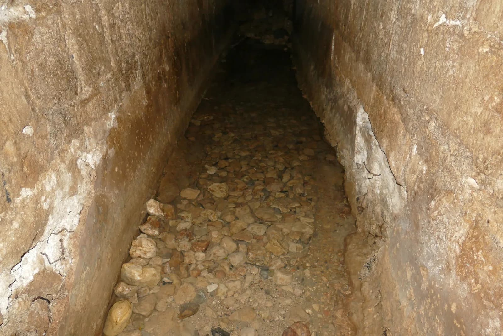 בתוך ניקבת עין תנור: קירות חצובים ותעלת מים בקרקעית