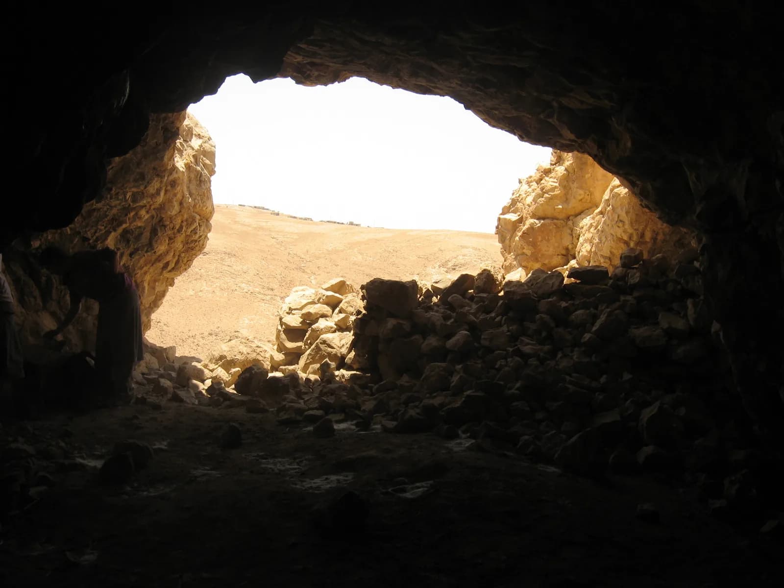 מבט מתוך חדר הכניסה של מערת הסלע החוצה אל נוף המדבר