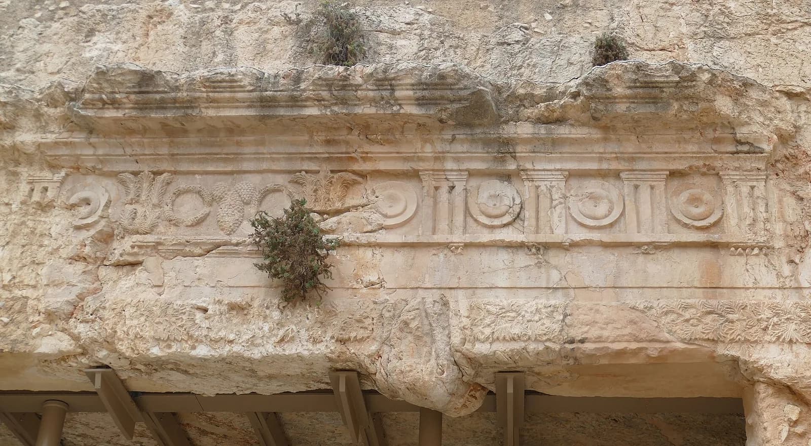האפריז המעוטר מעל פתח מערת הקבורה