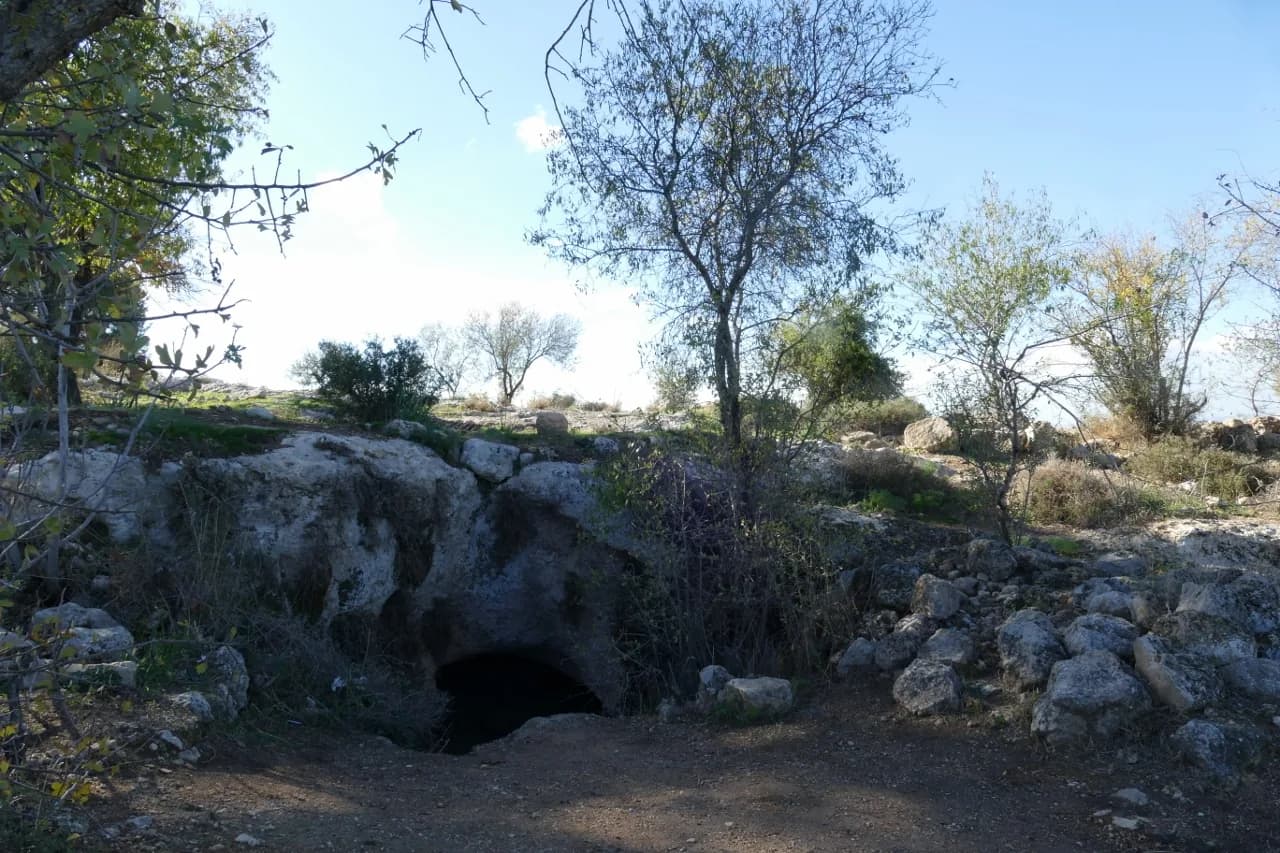 פתח מערת מסתור בחורבת עקד