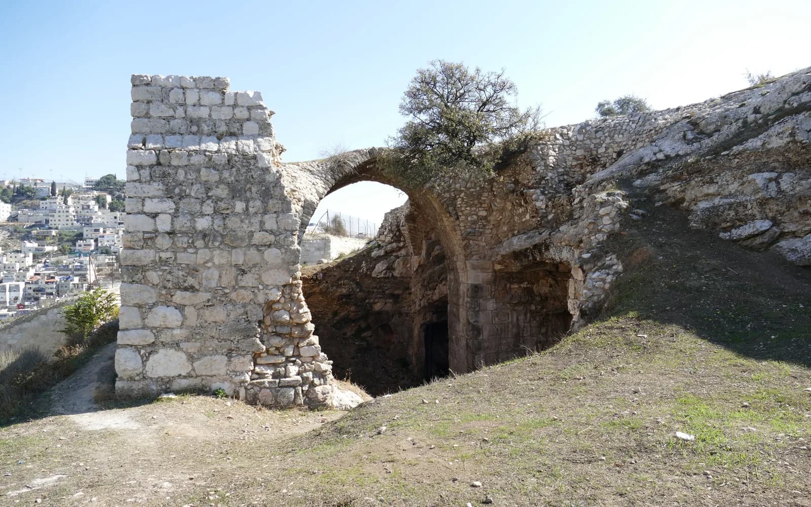 שרידי בית העצמות הצלבני בחקל דמא, שנבנה מעל מערות קבורה קדומות