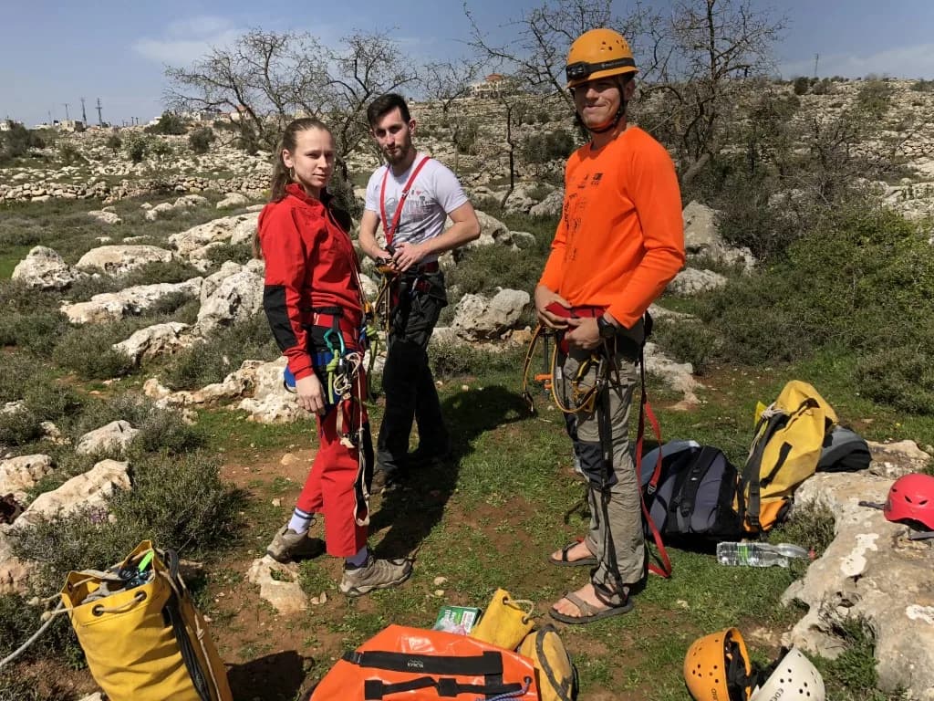 חניכים עם ציוד טיפוס לפני יציאה לפעילות