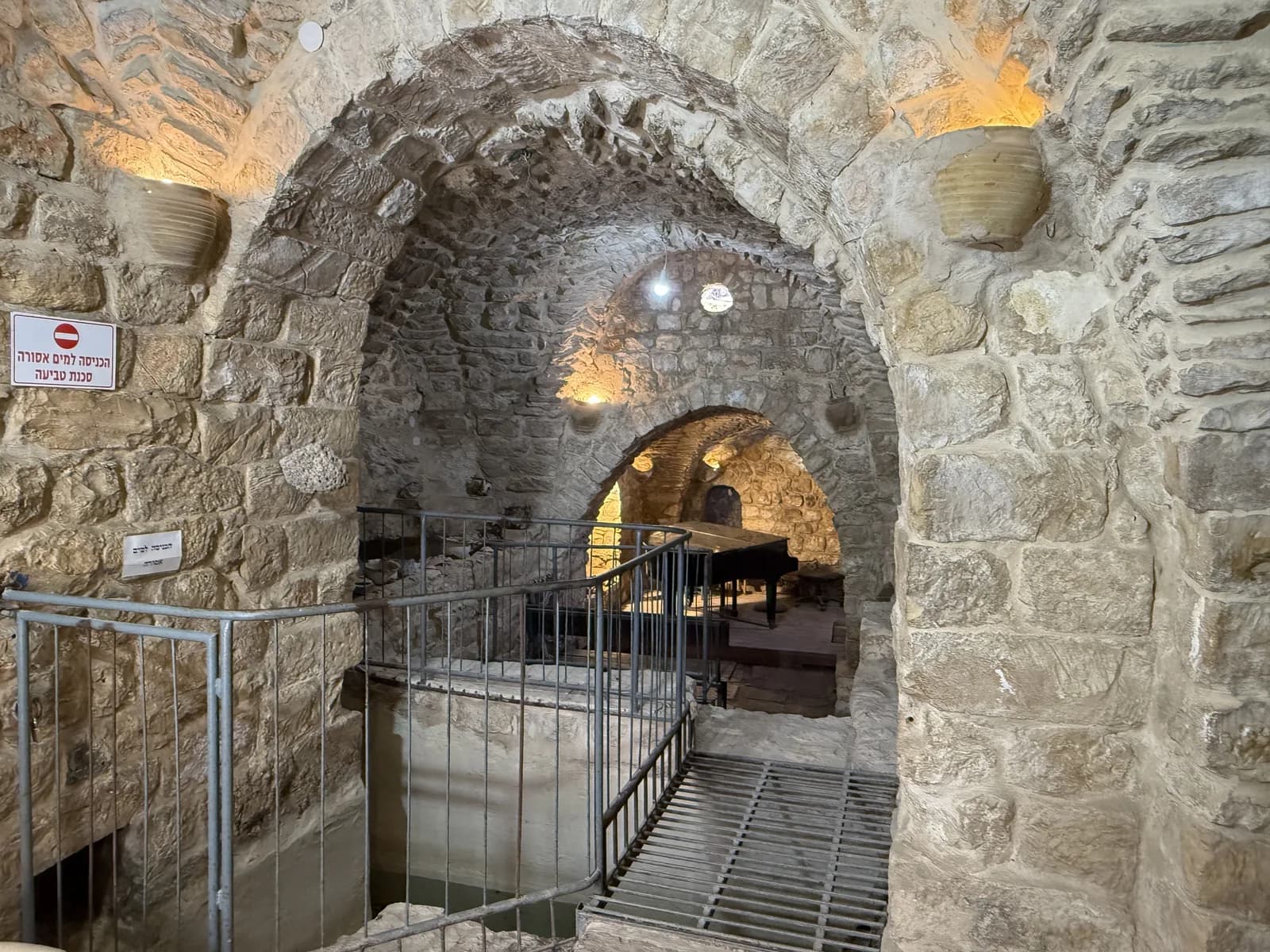 קשתות אבן ואולמות מקומרים במתחם התת-קרקעי בעיר העתיקה של צפת
