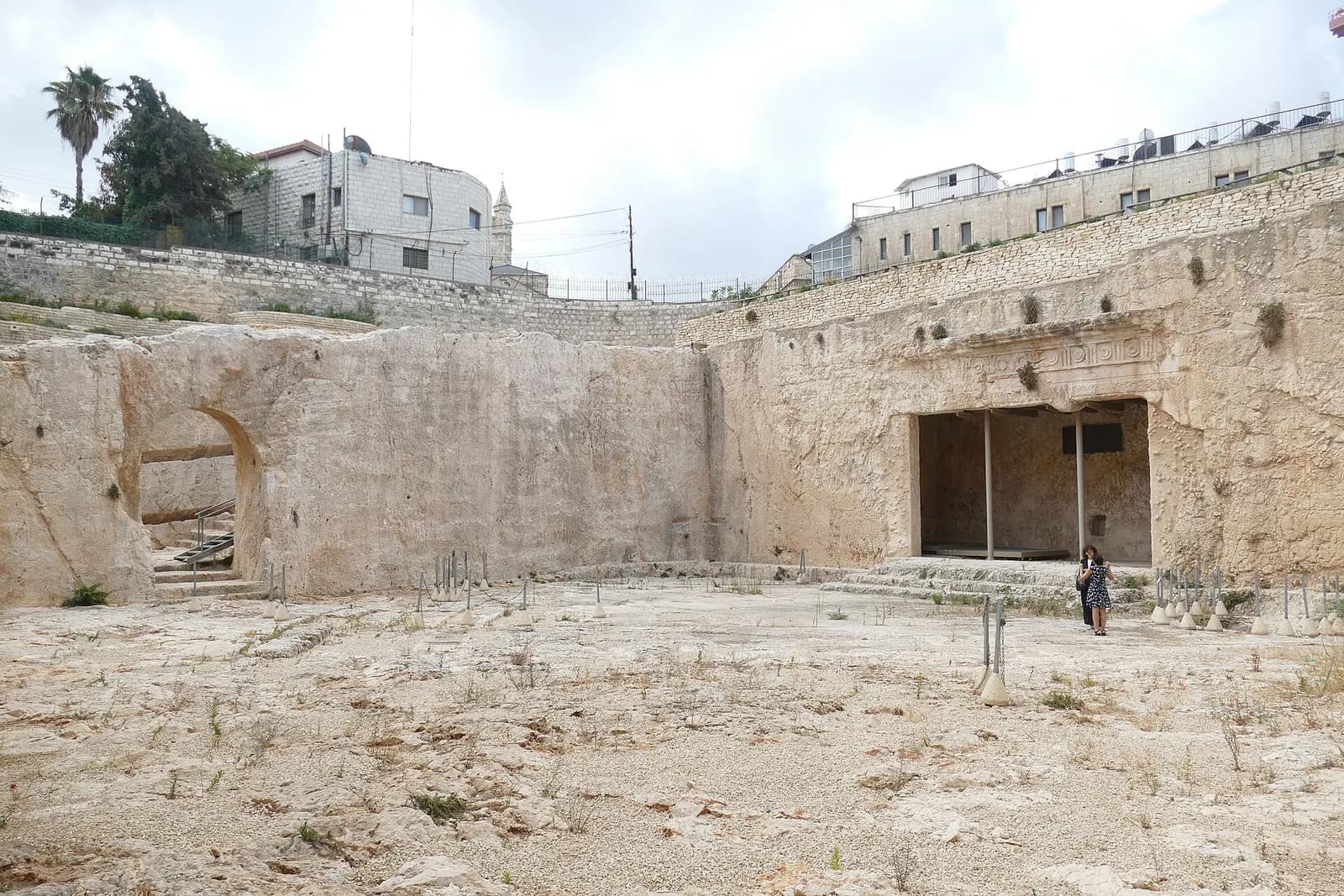 החצר החצובה של קברי המלכים וחזית מערת הקבורה בצלעה המערבית