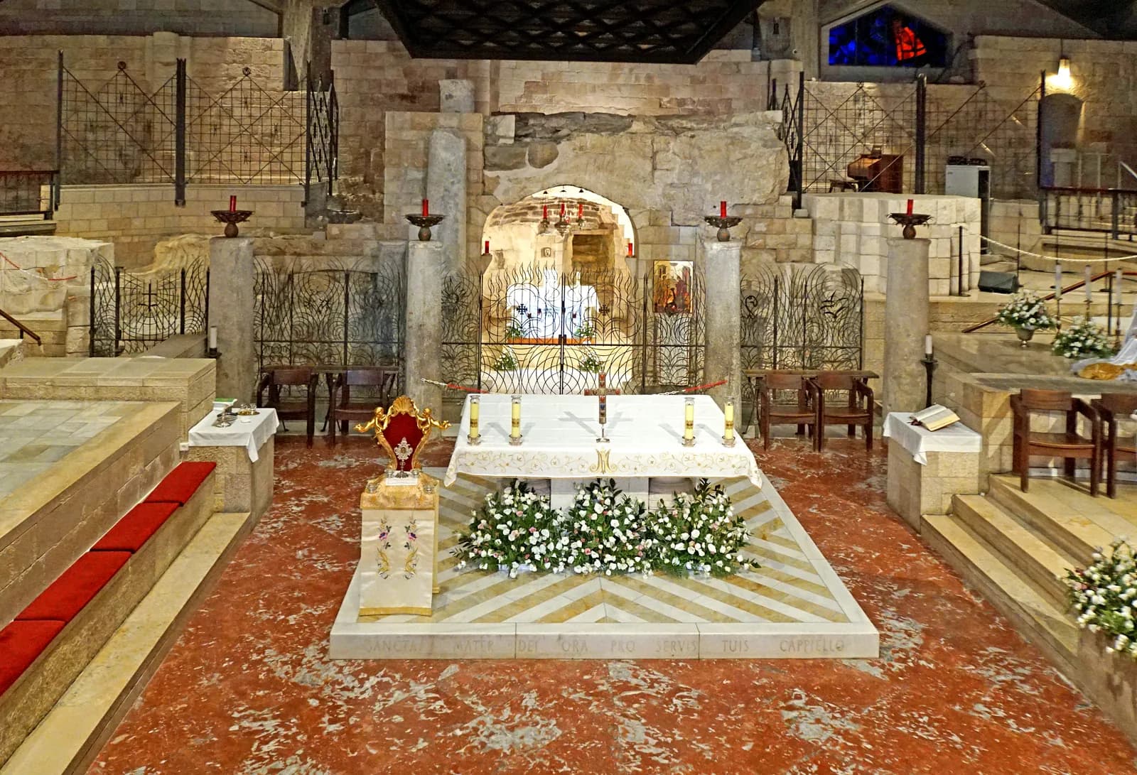 הקריפטה של כנסיית הבשורה, ובמרכז, מאחורי הסורג, פתח מערת הבשורה