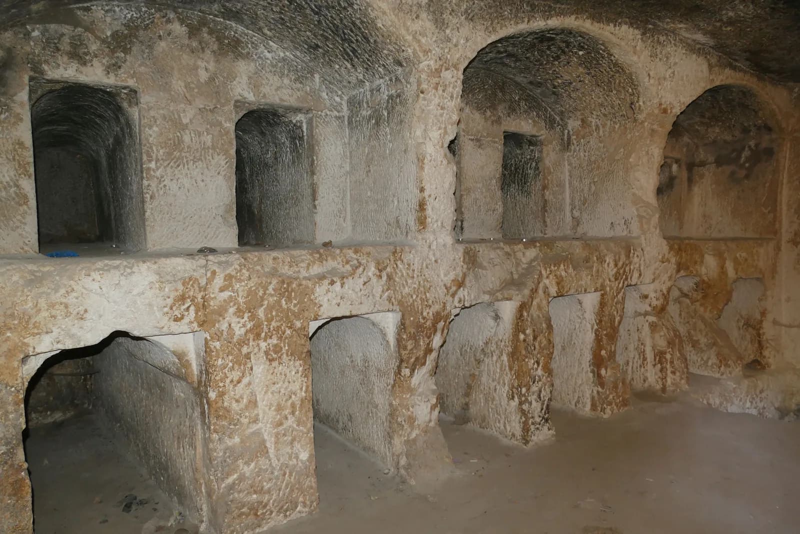 כוכי קבורה חצובים בשתי שורות זו מעל זו בתוך מערת קברי הסנהדרין