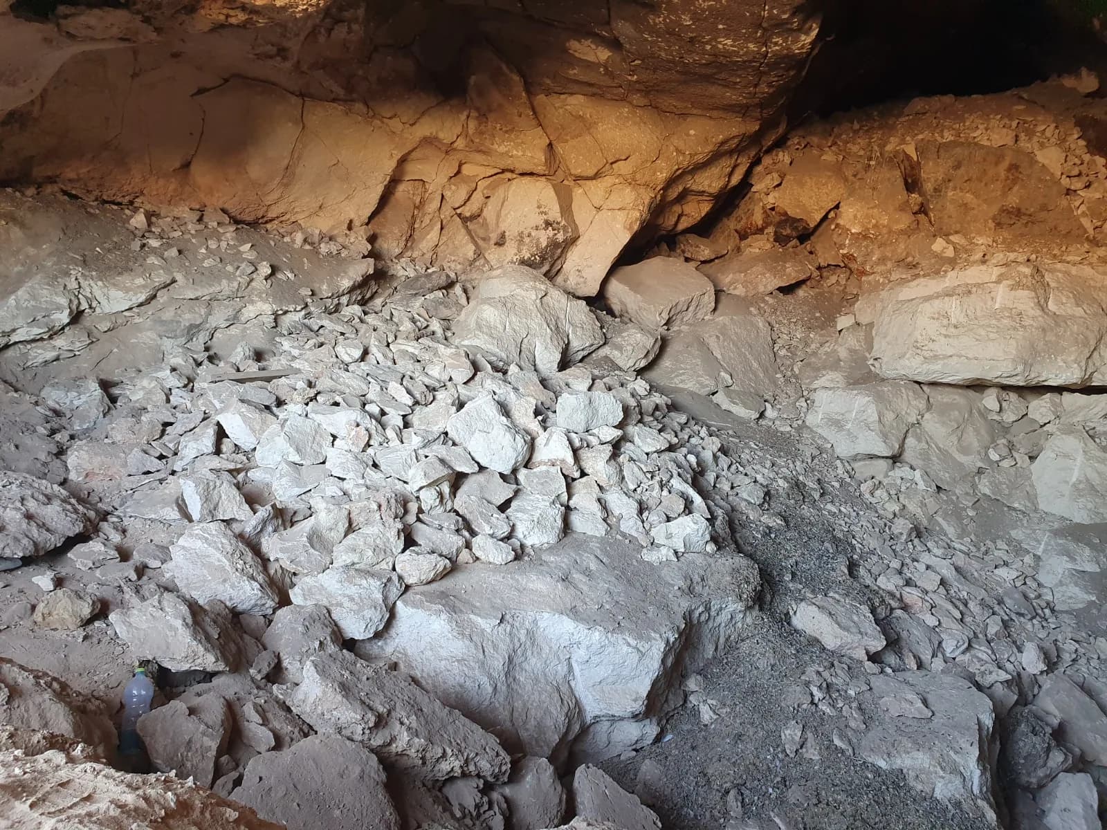 אולם מערת האוצר וערימות הסלעים שהותירו מחפשי האוצרות