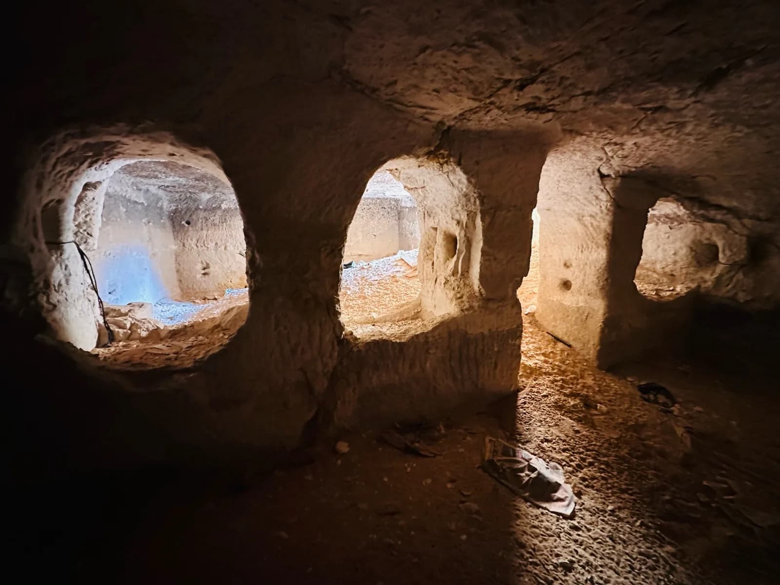 החלונות הקמורים והאבוסים החצובים בחדר המרכזי של מערת האורווה