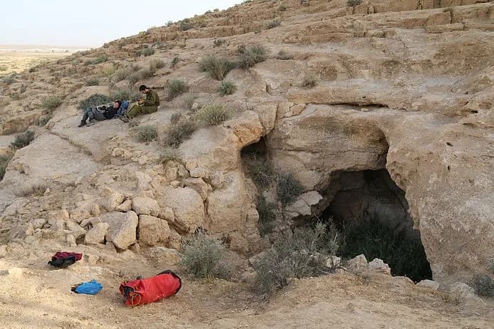 הפתח הראשי של מערת נחל הבשור בגדת ערוץ סלעי בדייקת הבשור