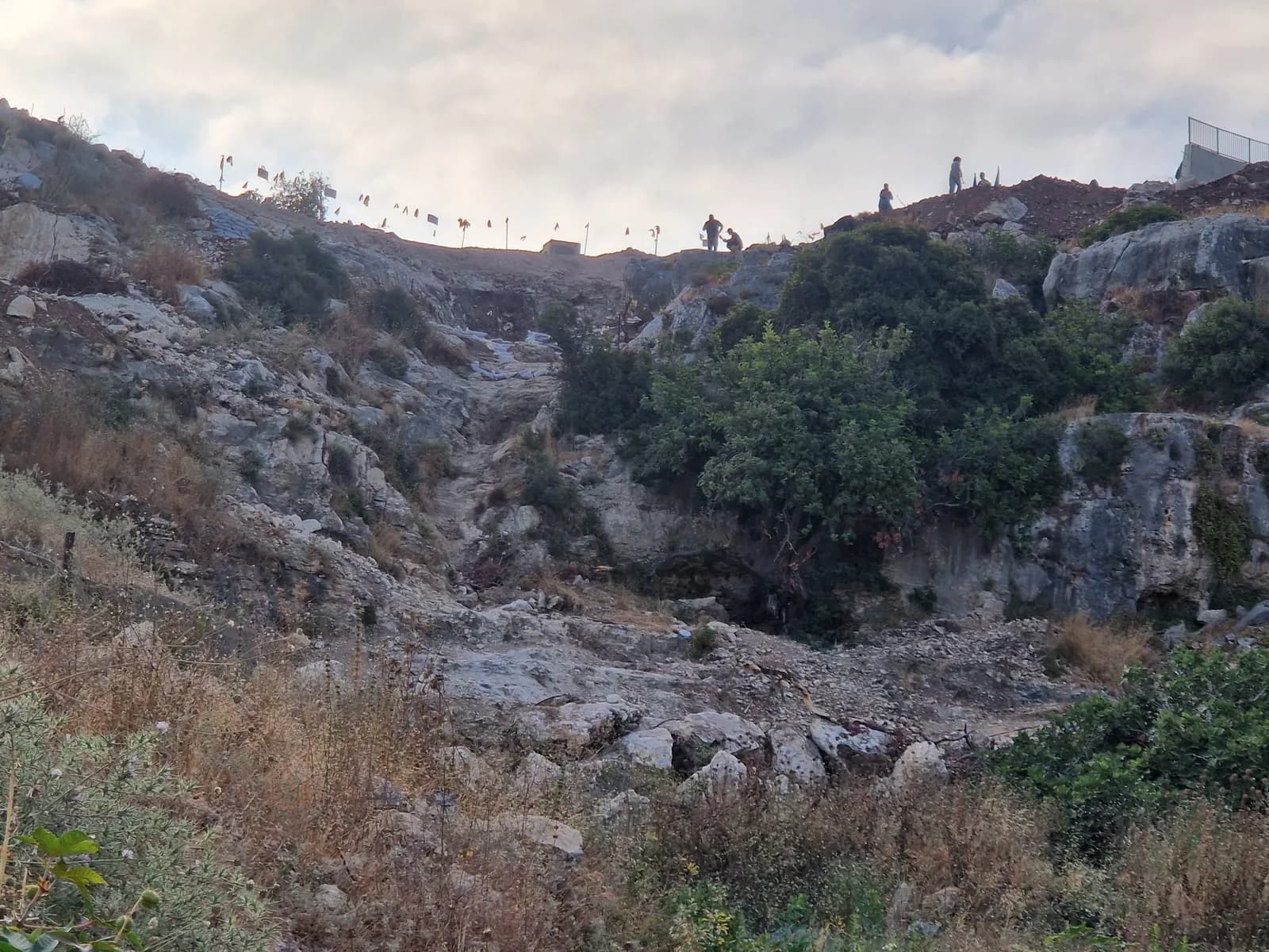 המדרון הסלעי של המערה שקרסה בשולי פוריידיס, לפני תחילת החפירה