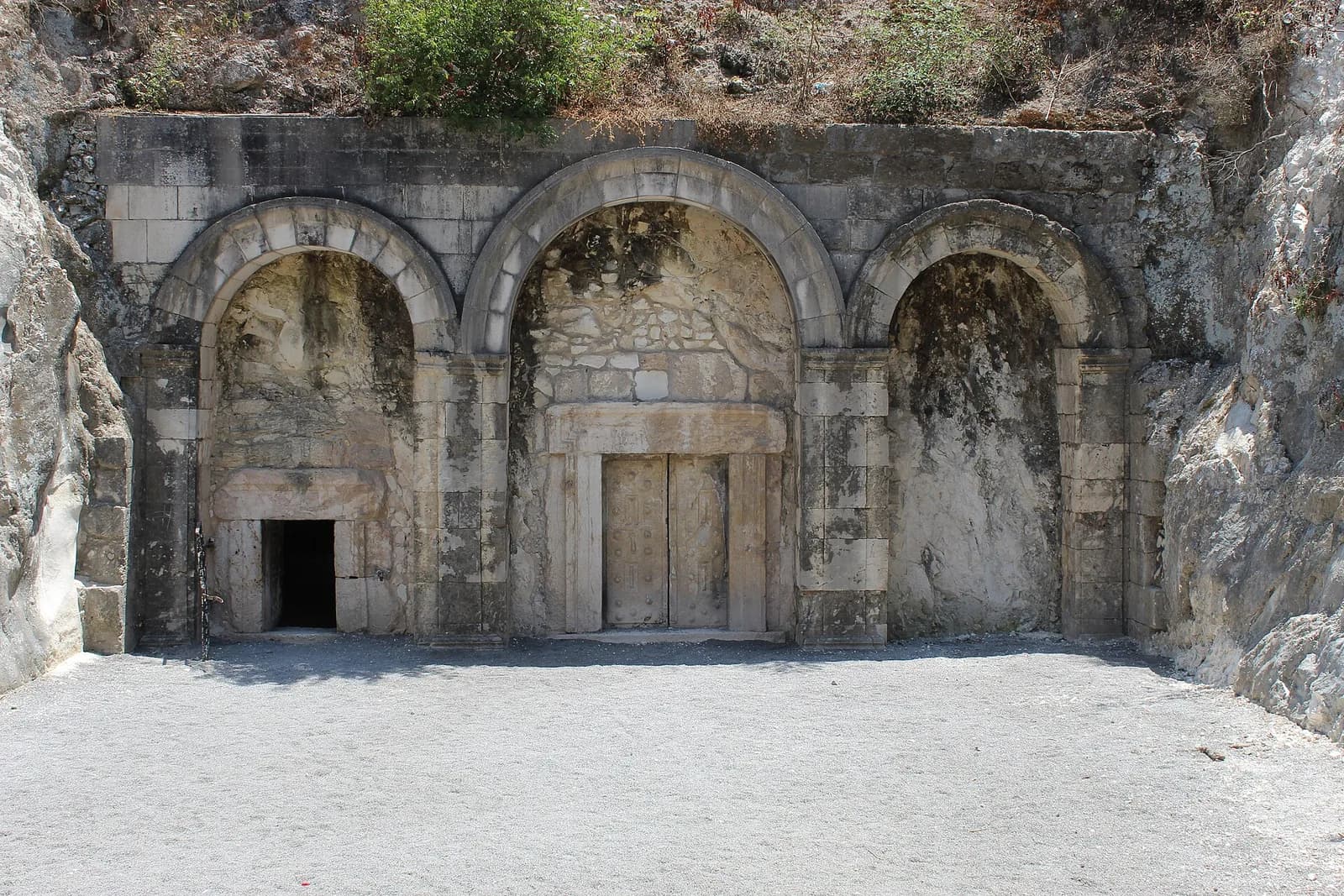 חזית מערת רבי יהודה הנשיא בבית שערים: שלוש קשתות מעל שלושה פתחים, וחצר הכניסה שלפניה