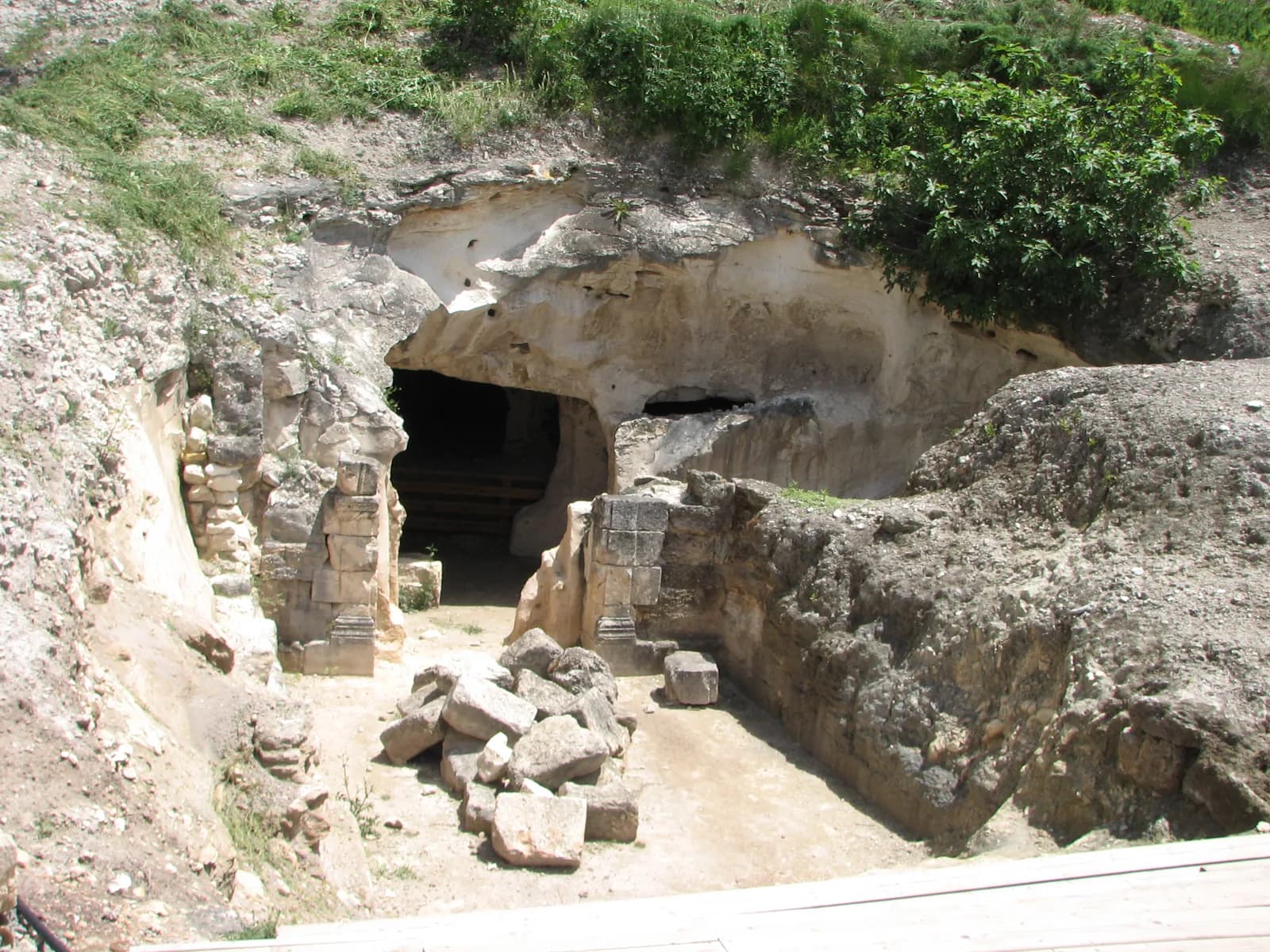 חצר הכניסה ופתח מערת הגיהנום בבית שערים