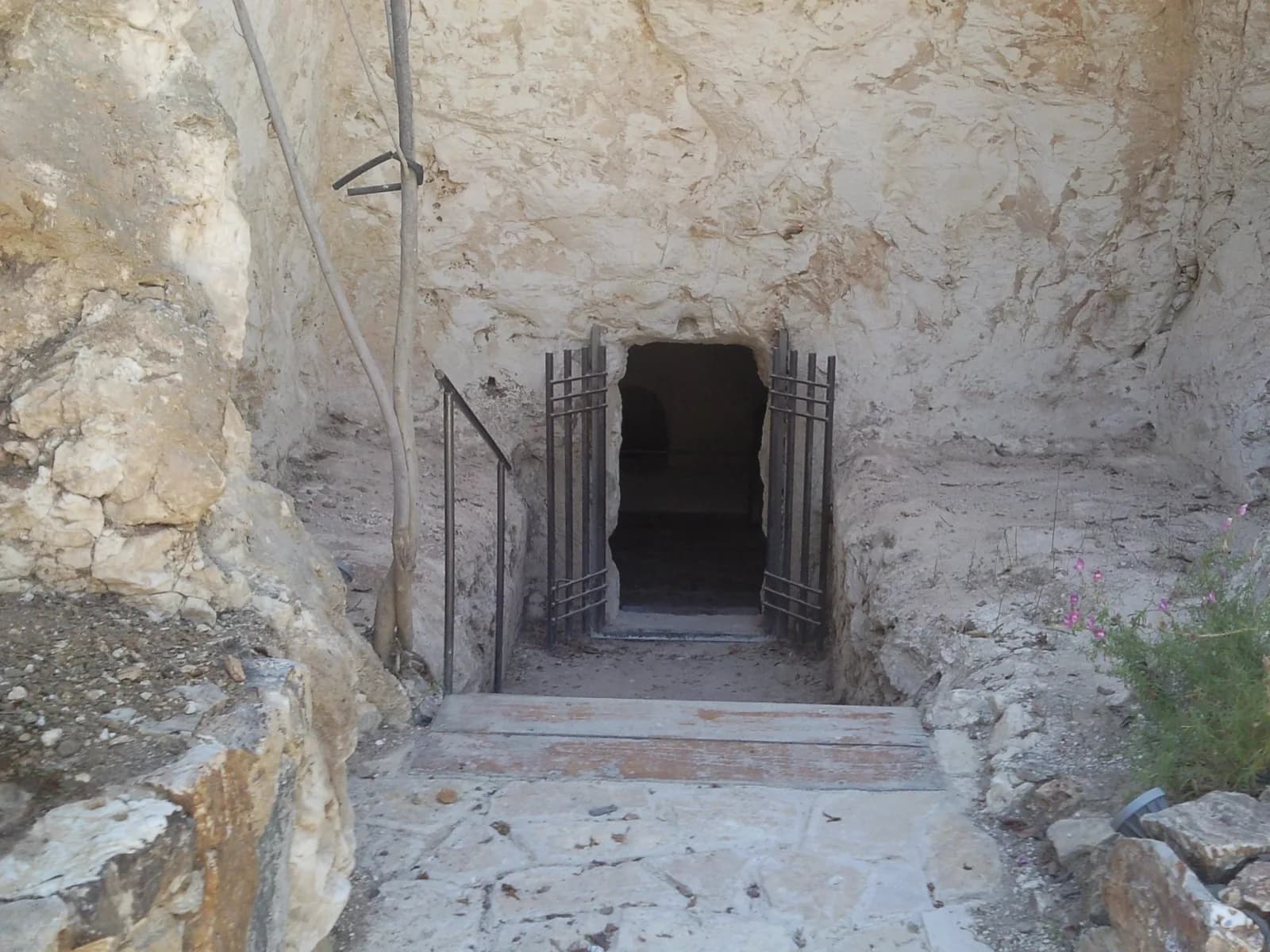 מדרגות חצובות ושער הכניסה לאחד מאולמות מערת ניקנור