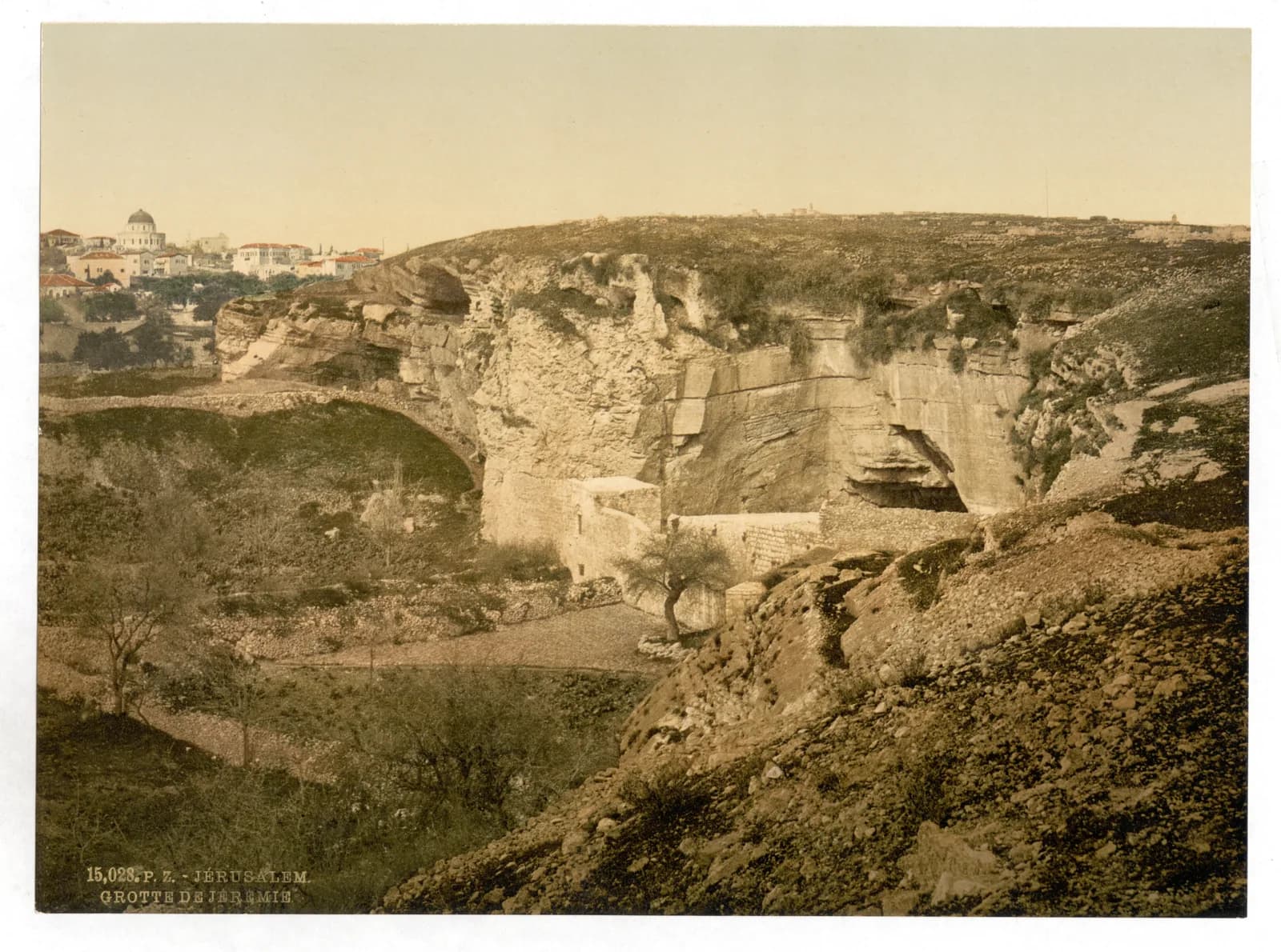 מערת ירמיהו בדופן הסלע של הגבעה מצפון לשער שכם, בהדפס פוטוכרום מסוף המאה ה-19