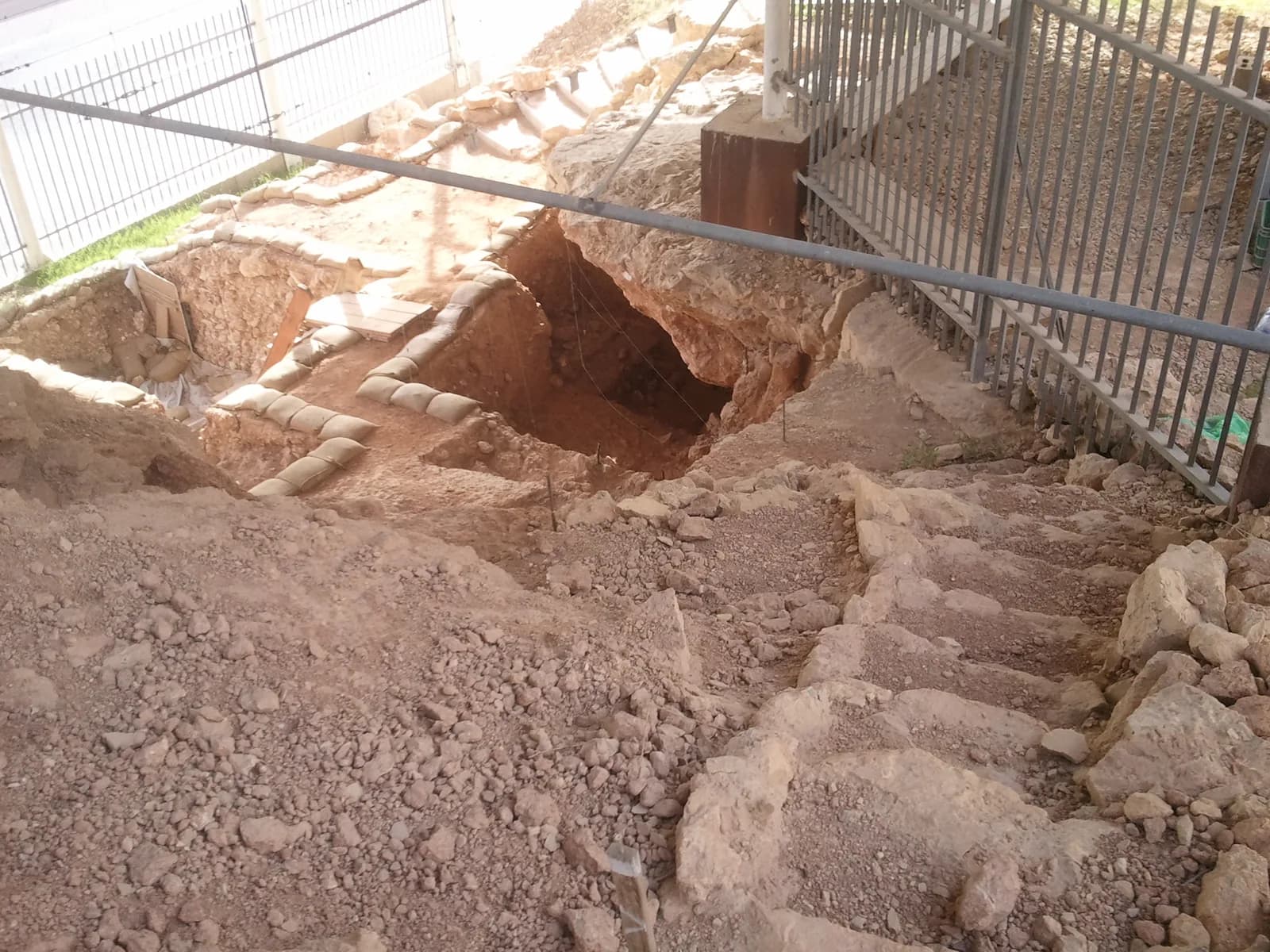 בור חפירה ומדף סלע בתוך אתר מערת קסם