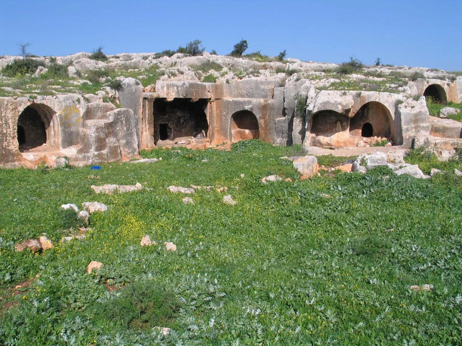 החצר החצובה בחורבת כורכוש ובה שורת פתחי מערות קבורה מימי הבית השני