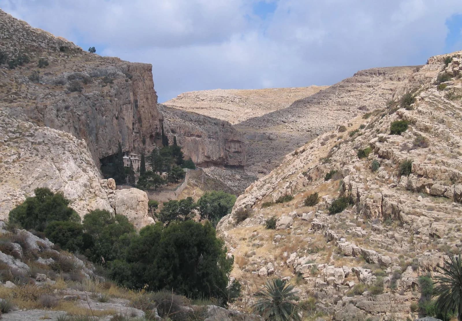מנזר פרן בצל המצוק הדרומי של קניון נחל פרת, לצד מחסה סלע גדול