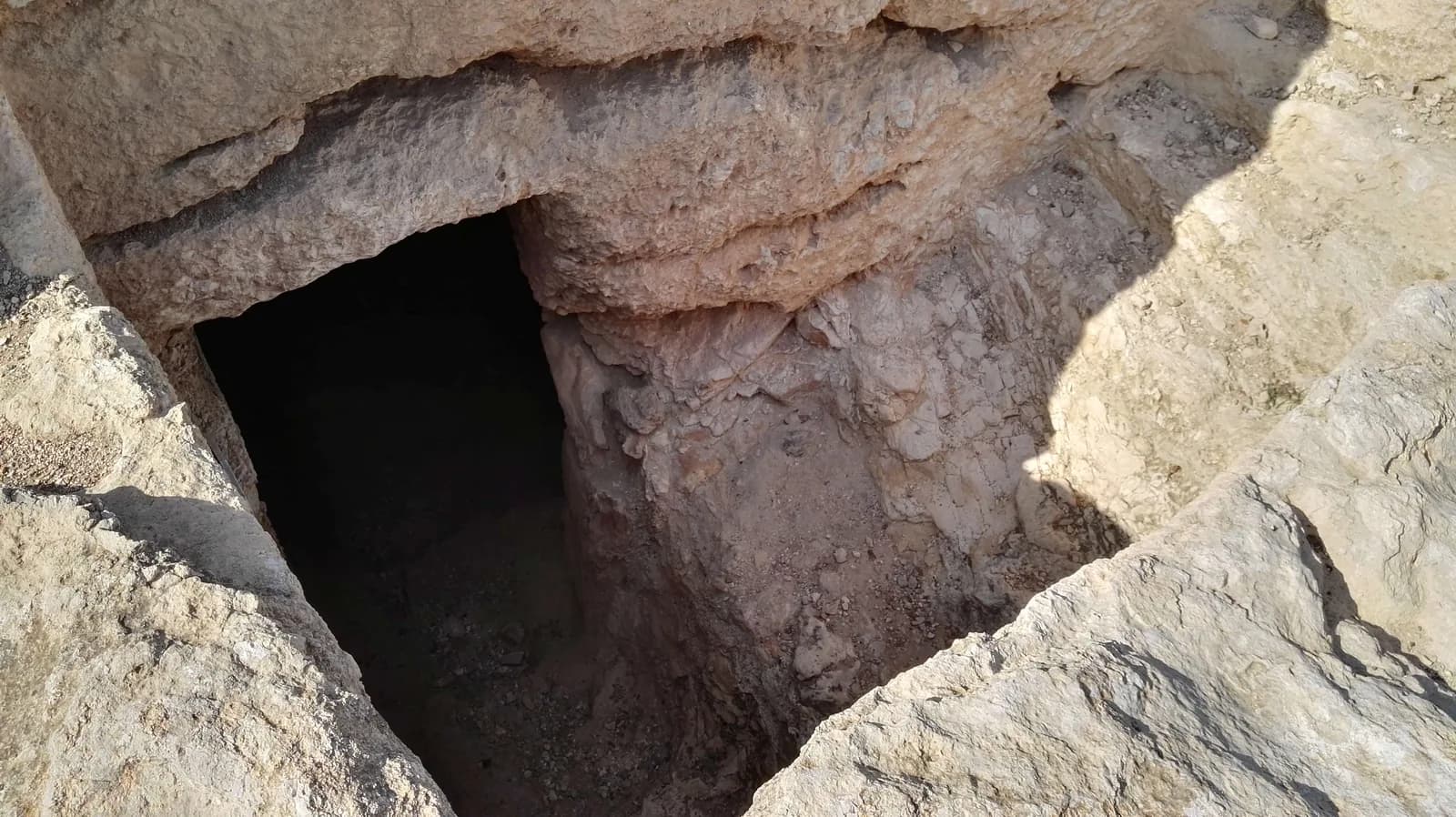 פיר חצוב בסלע המוביל אל חלל תת-קרקעי בחורבת עתרי