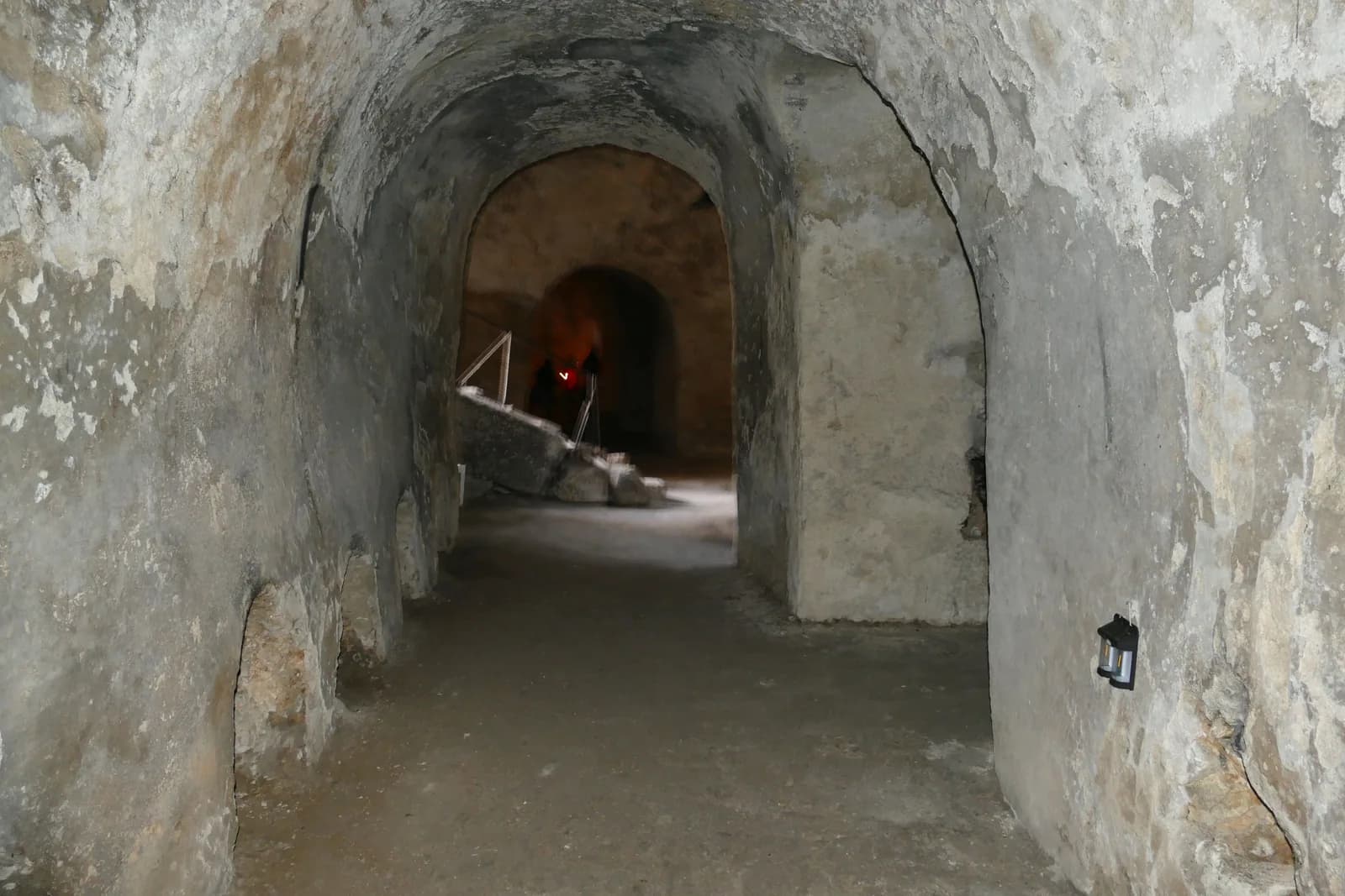 אחד המסדרונות החצובים במערת הנביאים, בתאורה חלשה