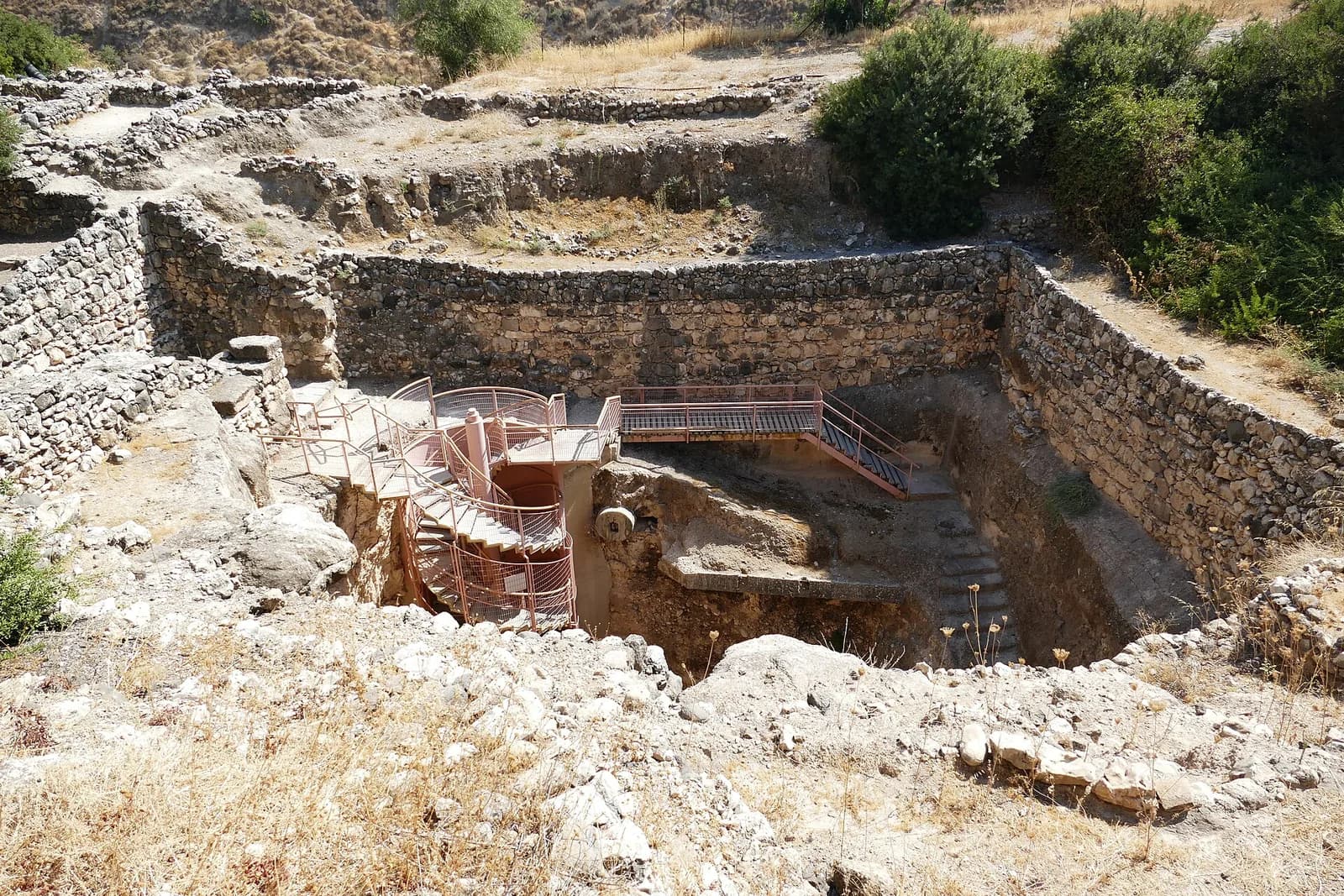 הפיר של מפעל המים בתל חצור במבט מלמעלה, עם קירות התמך ומדרגות הירידה