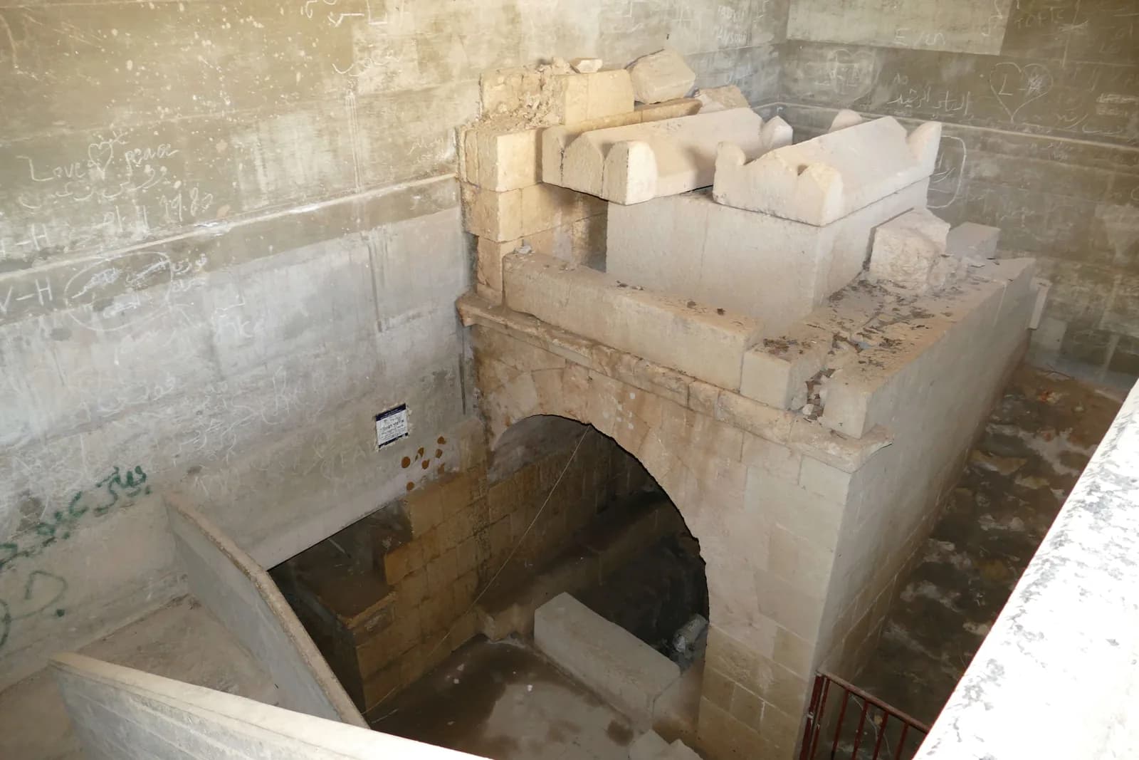 מבנה הקבורה העתיק בגוש חלב: הסרקופג הכפול מעל הפתח המקומר של מערת הקבורה