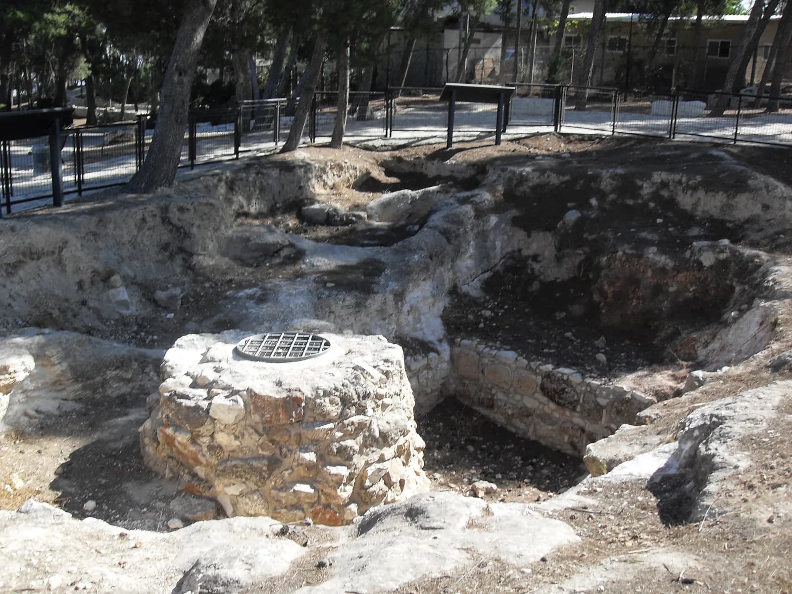 ראש הפיר הרביעי של נקבת האמה התחתונה ליד טיילת ארמון הנציב