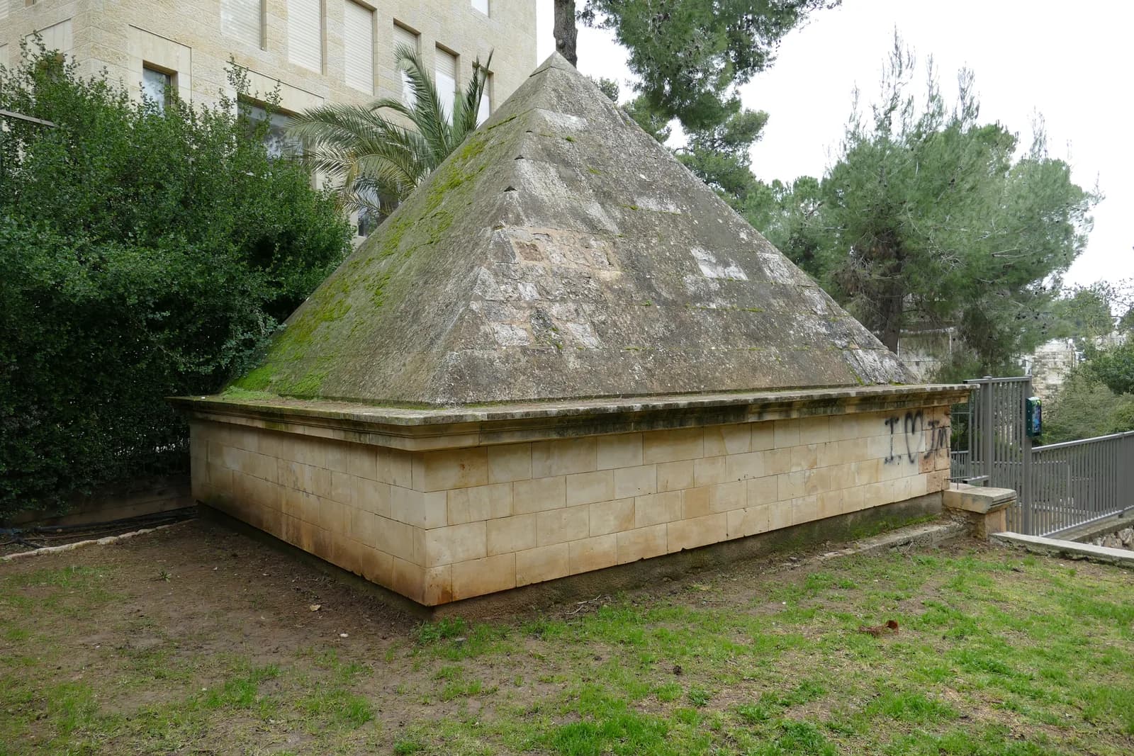 גג הפירמידה המשוחזר של קבר יאסון בגינה ברחביה