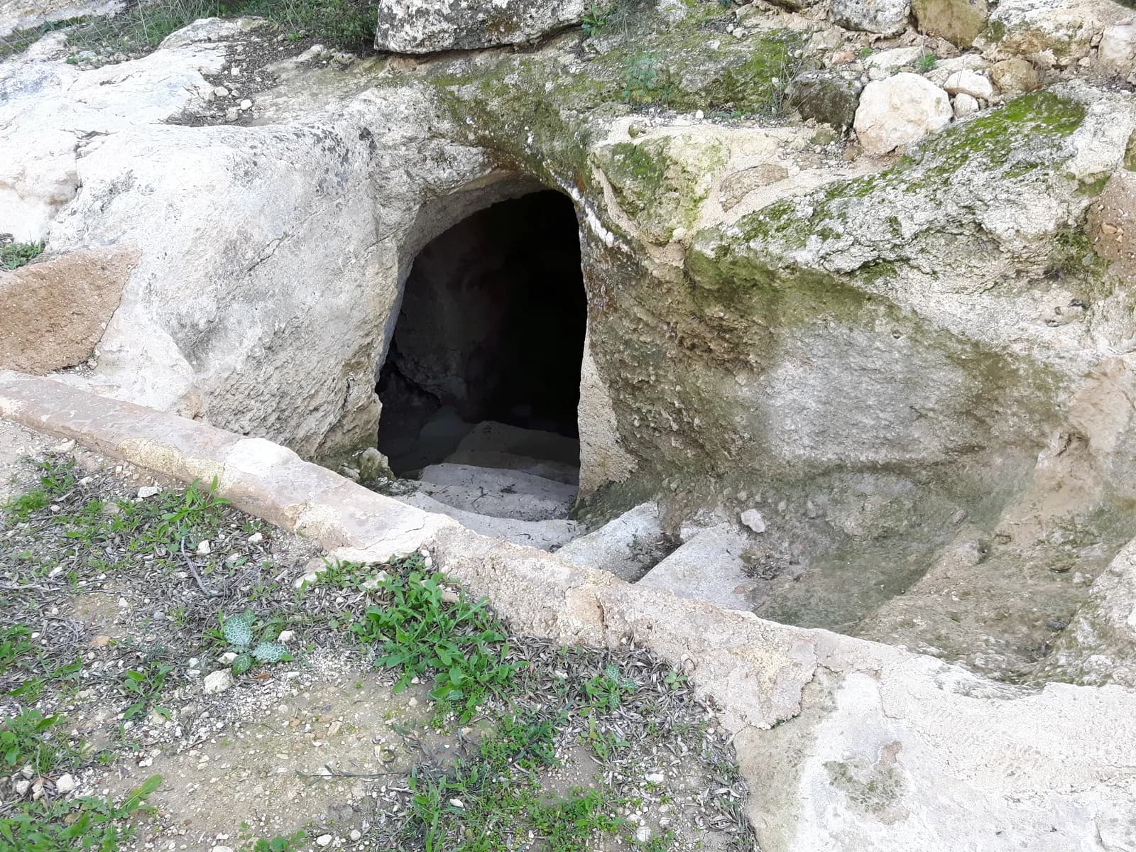 הכניסה החצובה והמדרגות של מקווה הטהרה בחורבת אשון